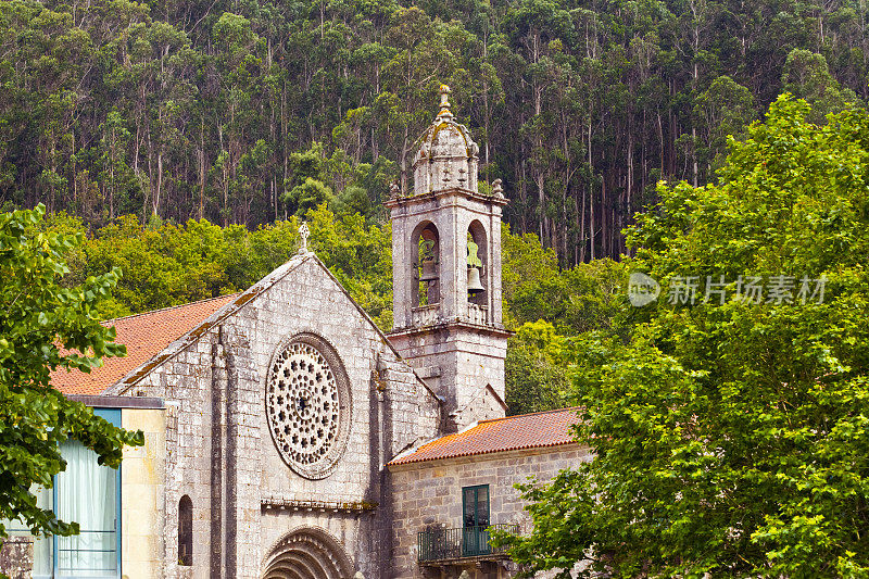 圣诞老人María de Armenteira修道院教堂被森林包围，加利西亚，西班牙。